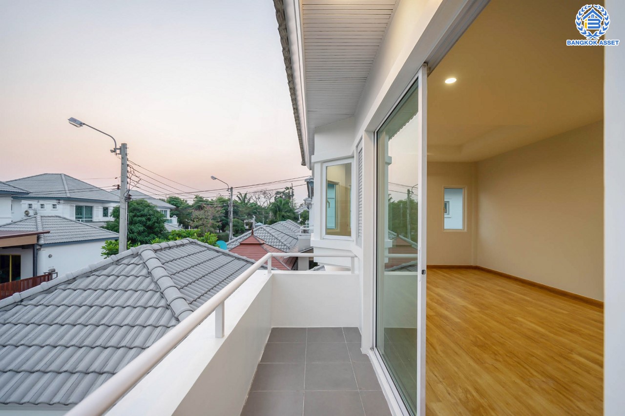 บ้านมือสองตกแต่งใหม่ ม.ชวนชื่นโมดัส ราชพฤกษ์-ท่าอิฐ หลังมุม มีพื้นที่สนามหญ้าด้านข้าง เนื้อที่ 55.6 ตร.ว. ฟังก์ชัน 3 ห้องนอน 2 ห้องน้ำ 2 ที่จอดรถ บนทำเลศักยภาพ เชื่อมต่อถนนรัตนาธิเบศร์ และถนนราชพฤกษ์ ทำเลใจกลาง 2 เซ็นทรัล ใกล้รถไฟฟ้า "สถานีบางรักน้อยท่าอิฐ" เพียง 10 นาที